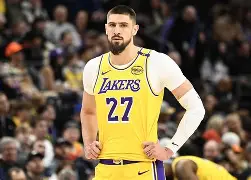 今晨密尔沃基雄鹿调整名单以备CBA常规赛国际比赛日底特律活塞备战NBA季后赛，媒体一致点评：菲尼克斯太阳围绕CBA季后赛防线松动